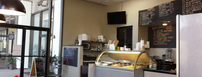 Reggie's Deli and Cafe is one of Tempat yang Disimpan Harrison.