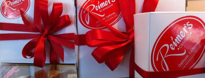 Reimers Candies, Gifts & Ice Cream is one of Dave'nin Beğendiği Mekanlar.