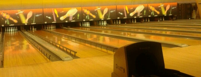 Paradise Lanes is one of สถานที่ที่ Tracy ถูกใจ.