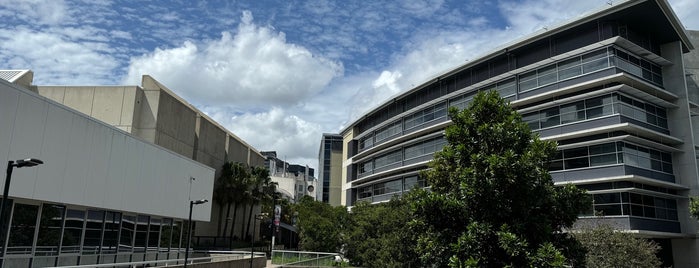 Brisbane Convention & Exhibition Centre is one of Tempat yang Disukai Caitlin.