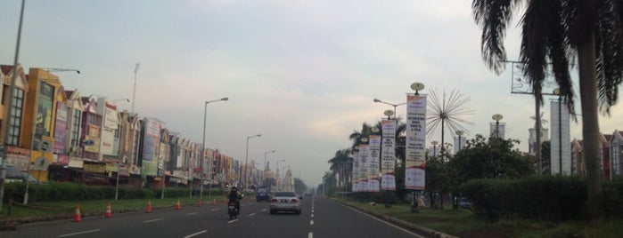 Jl. Boulevard Gading Serpong is one of Tempat yang Disukai James.