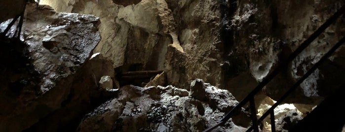 Capricorn Caves is one of สถานที่ที่บันทึกไว้ของ Mike.