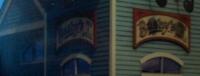 Bushy's Pub & Grill is one of Kindra'nın Beğendiği Mekanlar.