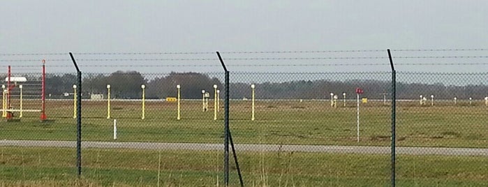 Spottersplek runway 04 is one of Spottersplaatsen.