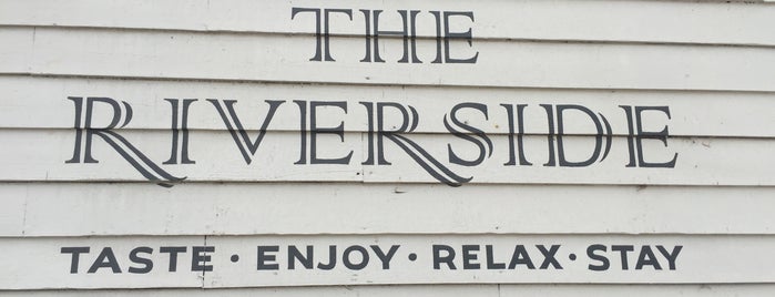 The Riverside Inn is one of สถานที่ที่ Carl ถูกใจ.