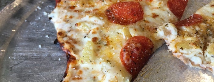 Edgewood Pizza is one of Damian : понравившиеся места.