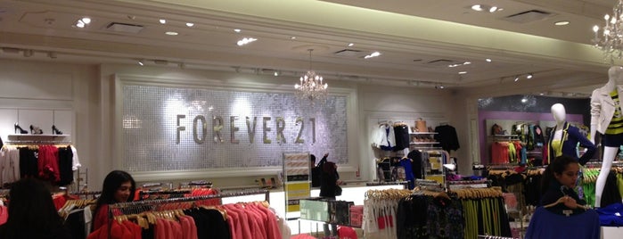 Forever 21 is one of สถานที่ที่ Arnie ถูกใจ.