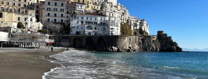 Amalfi Beach is one of สถานที่ที่ Gisele ถูกใจ.