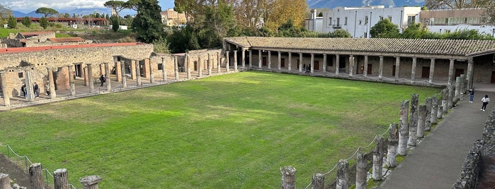 Quadriportico Dei Teatri O Caserma Dei Gladiatori is one of Mike 님이 좋아한 장소.