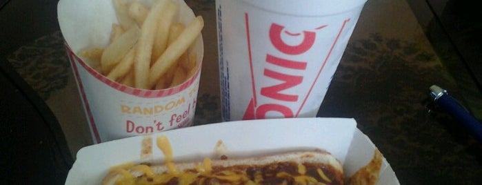 Sonic Drive-In is one of Tempat yang Disukai Chester.