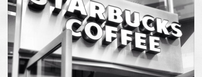 Starbucks is one of สถานที่ที่ Adriana ถูกใจ.