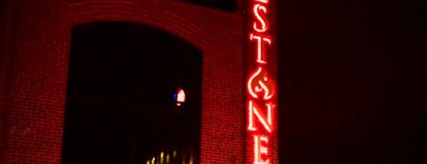FireStone Roasting House is one of สถานที่ที่ Maribel ถูกใจ.