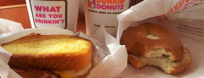 Dunkin' is one of Carlosさんのお気に入りスポット.