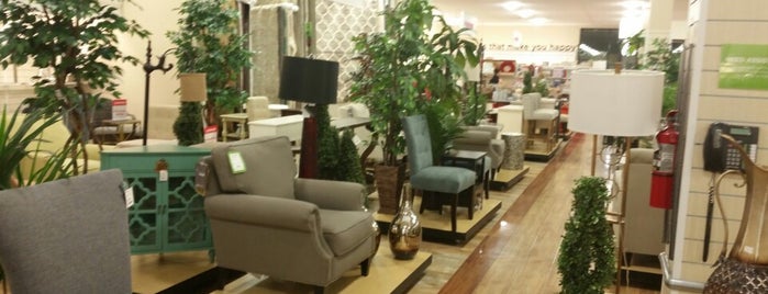 Home Goods is one of Miriamさんのお気に入りスポット.