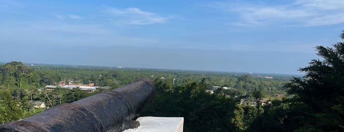 Bukit Malawati dan Rumah Api (Malawati Hill and Lighthouse) is one of Kuala Selangor.