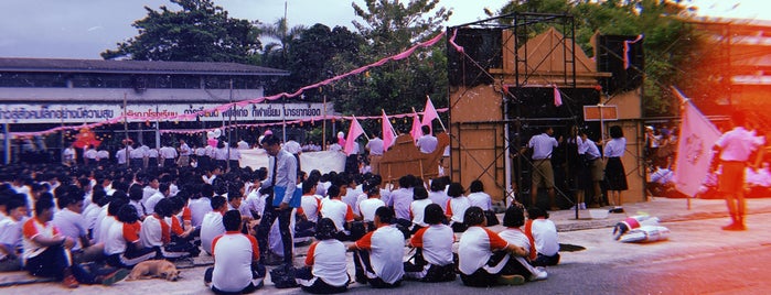 Benjamarachutit School is one of โรงเรียนดังในเมืองไทย.