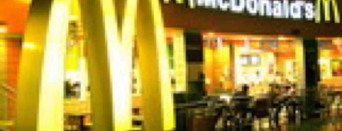 McDonald's is one of สถานที่ที่ Angel ถูกใจ.