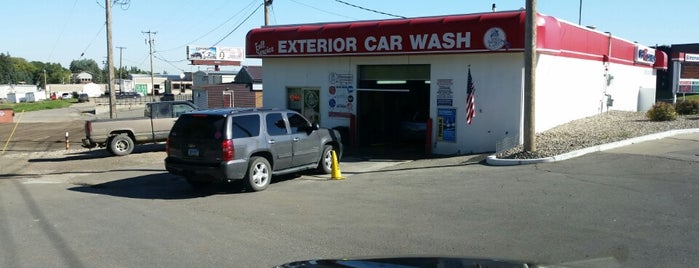 Simonsons Car Wash is one of Posti che sono piaciuti a Brad.