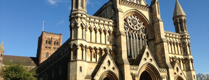 St Albans Cathedral & Abbey is one of สถานที่ที่ Carl ถูกใจ.