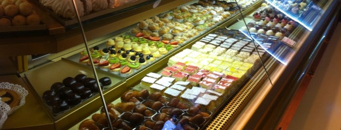 Pasticceria Sanremo is one of Gianlucaさんのお気に入りスポット.