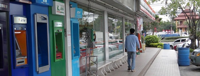 7-Eleven is one of ที่เที่ยวสงกรานต์2556.