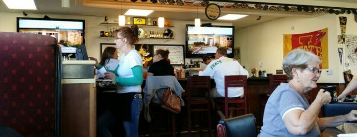 The New Iowa Cafe is one of สถานที่ที่ Lizzie ถูกใจ.
