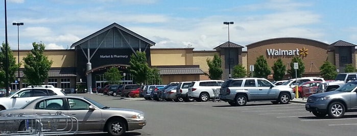 Walmart Supercenter is one of Tempat yang Disukai Kann.