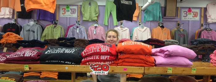 Cape Cod Sweatshirt & Teeshirt Outlet is one of Lugares favoritos de Deanna.