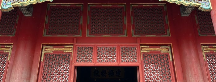Forbidden City (Palace Museum) is one of Pek.