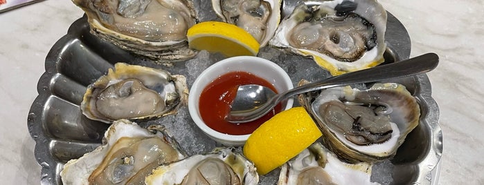 Via Mare Oyster Bar is one of When I Have Visitors - hasn't failed me yet :).