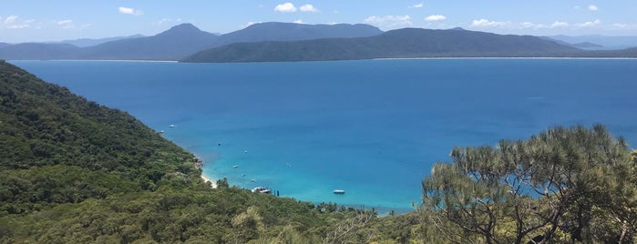 Fitzroy Island Summit is one of Orte, die T. gefallen.