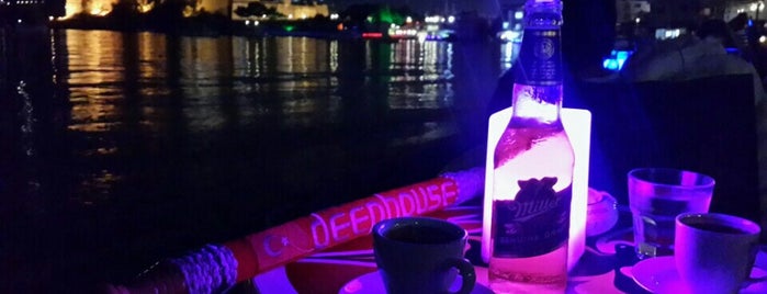 Deephouse Cafe is one of Mehmet Vedat'ın Beğendiği Mekanlar.