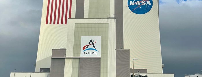 Vehicle Assembly Building (VAB) is one of Orte, die Adam gefallen.