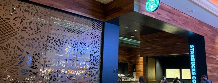Starbucks is one of Orte, die Vaibhav gefallen.