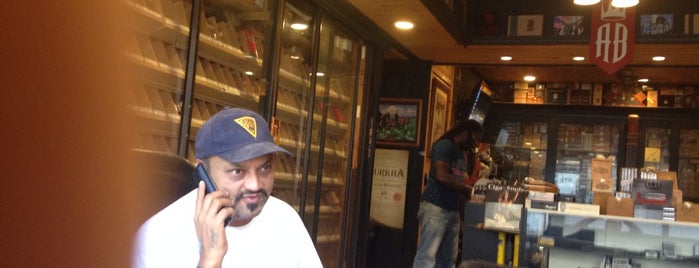 Sanj's Smoke Shop is one of Orte, die David gefallen.