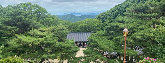 미황사 (美黃寺) is one of Templos.