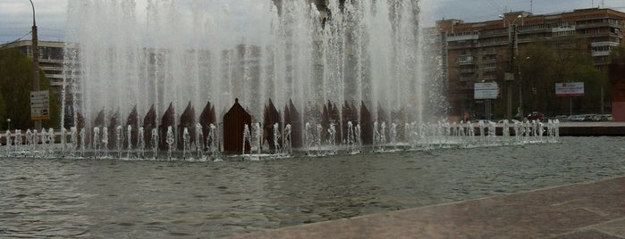 Фонтан в честь 40-летия Победы is one of Нужно посетить.