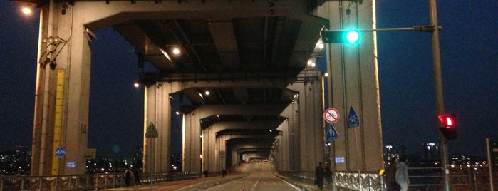 Jamsu Bridge is one of All-time favorites in South Korea.