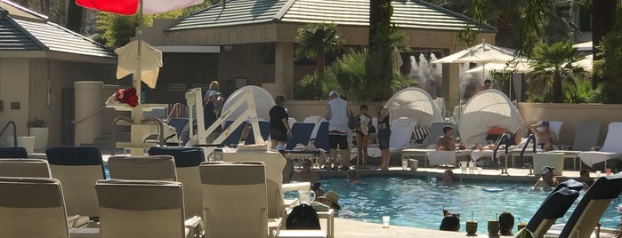 Four Seasons Hotel Las Vegas is one of สถานที่ที่ Ross ถูกใจ.
