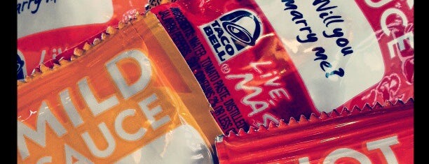 Taco Bell is one of Kellieさんのお気に入りスポット.