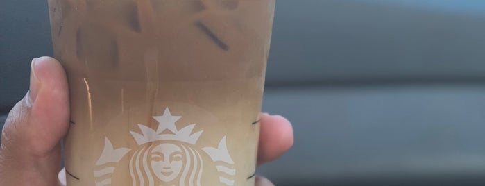 Starbucks is one of Tempat yang Disukai Kristin.