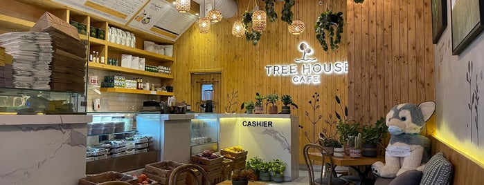 TREE HOUSE CAFE is one of Queen'in Kaydettiği Mekanlar.