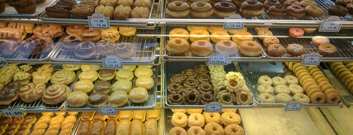 King Donuts is one of Tempat yang Disukai Cam.