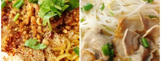 ก๋วยเตี๋ยวหมูห่อใบตอง | ตลาดศาลเจ้า is one of ตะลอนชิม.