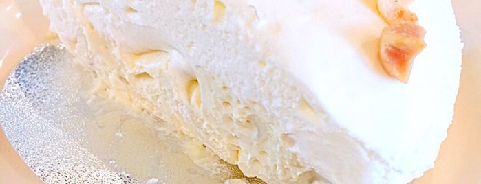 Cake Baan Piemsuk is one of ╭☆╯Coffee & Bakery ❀●•♪.。.