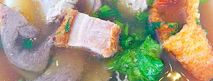 ก๋วยจั๊บน้ำข้น สามกษัตริย์ is one of แวะชิมเส้นทางกรุงเทพ-เชียงใหม่.