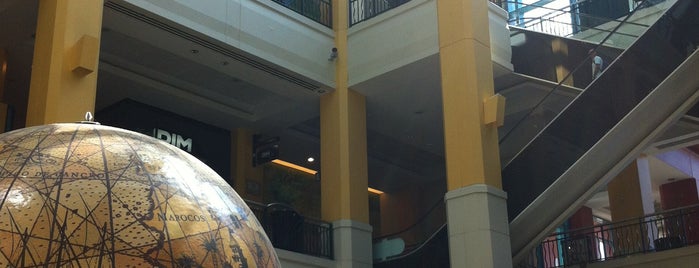 Centro Comercial Colombo is one of Varios.