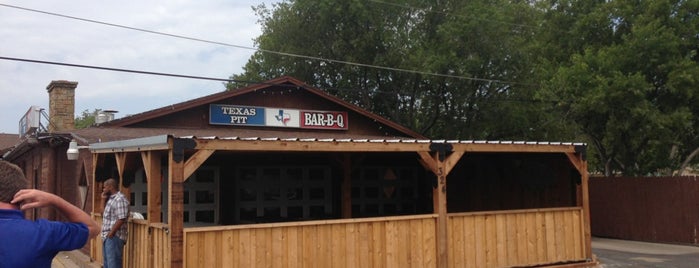 Texas Pit BBQ is one of Tempat yang Disukai Corey.