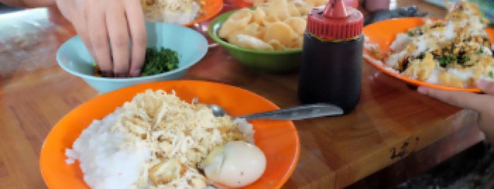 Bubur Ayam Mang H.Oyo is one of Must-visit Food in Bandung Regency.