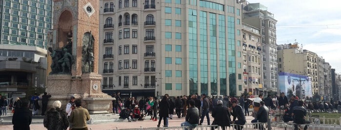 Taksim Meydanı is one of สถานที่ที่ Veysel ถูกใจ.